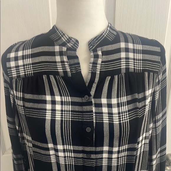 LOFT Black & White Plaid Button Down Shirt Pleating Details Long Sleeves Size S - Picture 2 of 8